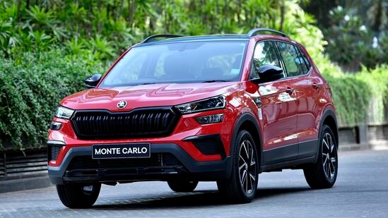 स्कोडा कुशाक एसयूव्ही भारतात पदार्पण केल्यानंतर पहिल्यांदाच मोठी फेसलिफ्ट करण्यासाठी सज्ज झाली आहे. कार निर्माता पुढील वर्षी ऑगस्टमध्ये कुशाक फेसलिफ्ट लाँच करण्याची शक्यता आहे. यात गिअरबॉक्स, फ्यूल इकॉनॉमी आणि इतर काही अडचणी दूर करण्याबरोबरच एक्सटीरियर आणि इंटिरिअर स्टाइलिंगमध्ये किरकोळ बदल होण्याची शक्यता आहे. कुशाक ही स्कोडाने स्थानिक पातळीवर विकसित केलेली पहिली मेड इन इंडिया एसयूव्ही होती.