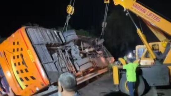 पंढरीला जाणाऱ्या वारकऱ्यांवर काळाचा घाला! मुंबई पुणे एसप्रेसवेवर भीषण अपघात पाच ठार