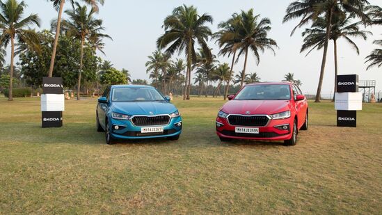 स्कोडा पुढील वर्षापर्यंत स्लाविया सेडान अपडेट करणार आहे. 2022 मध्ये मेड फॉर इंडिया सेडान म्हणून लाँच करण्यात आलेली स्लाविया ही ऑटोमेकरच्या इंडिया 2.0 स्ट्रॅटेजीअंतर्गत प्रमुख उत्पादनांपैकी एक आहे. सेडानमध्ये हेडलाइट्स, फ्रंट ग्रिल, फ्रंट आणि रियरमध्ये बंपर तसेच अलॉय व्हील्समध्ये डिझाईन ट्विक्स मिळण्याची शक्यता आहे. इंटेरिअरलाही फेसलिफ्ट मिळण्याची शक्यता आहे.