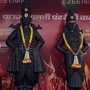<p>वारीच्या २१ दिवसांच्या प्रवासात झी टॉकीजची टीम ३०० दिंड्यांसह सहभागी झाली. पण झी टॉकीज यंदा वारीला आणखी एक अनोखी आयडिया घेऊन आली. त्यांनी प्रत्येक वारकऱ्याच्या मदतीने कॅन्टर ट्रकवर माऊलींची वस्त्रे आणि रुक्मिणीची साडी बनवण्याचे नियोजन केले आणि सर्व वारकऱ्यांनी केलेल्या श्रमदानामुळे माऊलींची अतिशय सुंदर अशी वस्त्रे तयार झाली आहेत.</p>