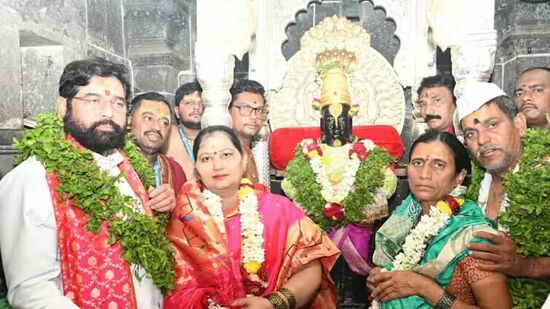 विठुनामाच्या गजरात दुमदुमली पंढरी! मुख्यमंत्र्यांच्या हस्ते विठ्ठल रुक्मिणीची शासकीय महापूजा संपन्न