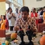 <p>आज अवघा महाराष्ट्र विठुरायाच्या रंगात रंगला आहे. सगळीकडे एकच जयघोष सुरू आहे. विठ्ठल नामात सगळेच दंग झाले आहेत. आपल्या दमदार अभिनयाने, सूत्रसंचालन आणि कवितांनी प्रेक्षकांचे भरभरून मनोरंजन करणारा अभिनेता संकर्षण कऱ्हाडे सध्या कामाच्या निमित्ताने परदेशात आहे. दरवर्षी अतिशय भक्तिभावानं आषाढी एकादशी साजरा करणारा संकर्षण यावर्षी मात्र चांगलाच विचारात पडला होता.</p>
