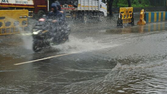 मुंबईत आज तापमानात देखील घट झालेली आढळली. &nbsp; कमाल व &nbsp;किमान तापमान हे २९ ते ३५ &nbsp;डिग्री &nbsp;सेल्सिअसच्या आसपास राहणार आहे. &nbsp;