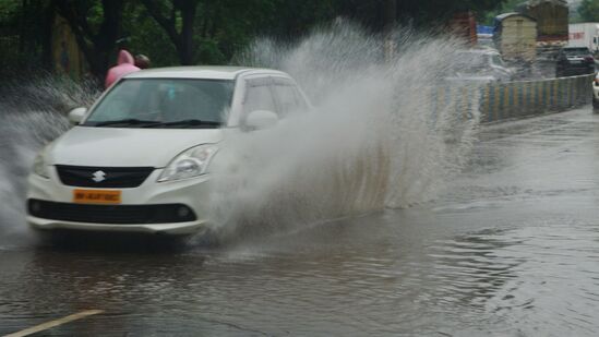 &nbsp;मुंबईत रात्रीपासूंन &nbsp;मध्यम ते हलक्या स्वरुपाचा पाऊस &nbsp;सुरु आहे. &nbsp;पुढील ३ &nbsp;ते ४ &nbsp;तासांत पावसाचा जोर वाढणार आहे. &nbsp;