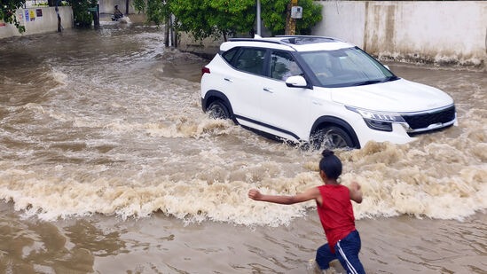 राज्याच्या विविध भागात आज पावसाचा जोर वाढणार आहे. प्रामुख्याने कोकणात आज अतिमुसळधार पाऊस पडण्याची शक्यता वर्तवण्यात आली आहे. रत्नागिरी जिल्ह्याला आज रेड अलर्ट तर, ठाणे, पालघर, पुणे, कोल्हापूर, सातारा जिल्ह्यांना ऑरेंज अलर्ट देण्यात आला आहे. राज्याच्या विविध भागात आज पावसाचा जोर वाढणार आहे. प्रामुख्याने कोकणात आज अतिमुसळधार पाऊस पडण्याची शक्यता वर्तवण्यात आली आहे. रत्नागिरी जिल्ह्याला आज रेड अलर्ट तर, ठाणे, पालघर, पुणे, कोल्हापूर, सातारा जिल्ह्यांना ऑरेंज अलर्ट देण्यात आला आहे. 