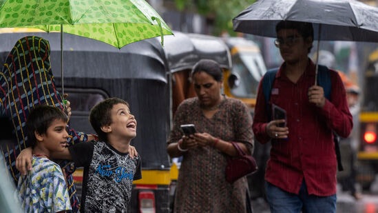 सखल भागात पाणी साचले असल्याने नागरिकांची तारांबळ उडाली आहे. काही घरात देखील पाणी गेल्याचे वृत्त आहे. आज सकाळी साडेपाच वाजेपर्यंत दक्षिण मुंबईत ५१.८ तर पश्चिम उपनगरात २८ मिमी पावसाची नोंद करण्यात आली आहे. सखल भागात पाणी साचले असल्याने नागरिकांची तारांबळ उडाली आहे. काही घरात देखील पाणी गेल्याचे वृत्त आहे. आज सकाळी साडेपाच वाजेपर्यंत दक्षिण मुंबईत ५१.८ तर पश्चिम उपनगरात २८ मिमी पावसाची नोंद करण्यात आली आहे. 