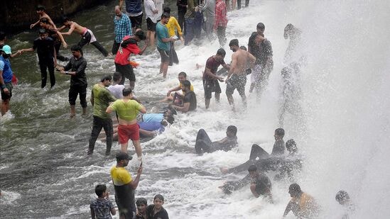 मध्यरात्रीपासून मुंबईत ठिकठिकाणी जोरदार पाऊस सुरु आहे. पावसाचे पाणी रस्त्यावर व सखल भागात साचले असल्यामुळे याचा परिमाण हा वाहतुकीवर झालं आहे. सकाळ पासून काही भागात वाहतूक ही संथ गतीने पुढे जात आहे. मध्यरात्रीपासून मुंबईत ठिकठिकाणी जोरदार पाऊस सुरु आहे. पावसाचे पाणी रस्त्यावर व सखल भागात साचले असल्यामुळे याचा परिमाण हा वाहतुकीवर झालं आहे. सकाळ पासून काही भागात वाहतूक ही संथ गतीने पुढे जात आहे. 