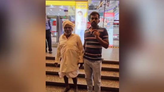 धोतर नेसून आलेल्या शेतकऱ्याला मॉलमध्ये प्रवेश नाकारला