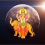 <p>वैदिक ज्योतिषशास्त्रात बुध ग्रहाला ग्रहांचा राजकुमार म्हटले जाते. बुध हा बुद्धिमत्ता, ज्ञान, बुद्धी, संपत्ती, आनंद, समृद्धी आणि आरोग्याचा कारक ग्रह मानला जातो. म्हणून असे म्हणतात की, ज्यांच्या कुंडलीत बुध बलवान असतो त्यांच्या जीवनात धन-समृद्धीची कमतरता नसते.</p>