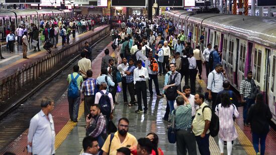 मध्य आणि हार्बरसह पश्चिम रेल्वे देखील उशीरा!