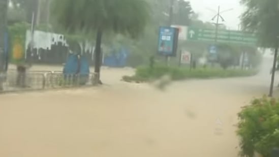 नागपूर विमानतळाचे प्रवेशद्वार पाण्याखाली