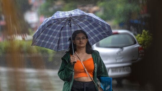 मुंबईत देखील शनिवारी सकाळ पासून अनेक ठिकाणी जोरदार पावसाची नोंद करण्यात आली. तर पुढील काही तासांत मुंबईमध्ये काही ठिकाणी जोरदार ते अतिजोरदार पावसाची शक्यता वर्तवण्यात आली आहे. <p>मुंबईत देखील शनिवारी सकाळ पासून अनेक ठिकाणी जोरदार पावसाची नोंद करण्यात आली. तर पुढील काही तासांत मुंबईमध्ये काही ठिकाणी जोरदार ते अतिजोरदार पावसाची शक्यता वर्तवण्यात आली आहे. </p>