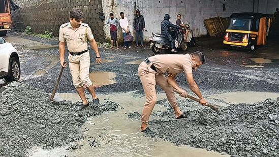 मुंबईत रस्त्यांवरील खड्डे बुजवण्याची पोलीसांवर वेळ! व्हिडिओ झाला व्हायरल; आदित्य ठाकरे यांची ट्विट करून टीका