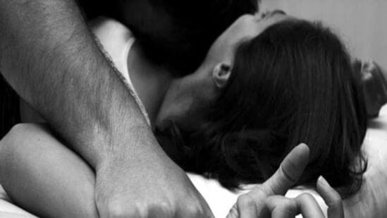  'तुझ्या मुलीच्या पोटात भूत आहे' म्हणत मौलवीनं काढले कपडे; तरुणीसोबत केलं अश्लील कृत्य