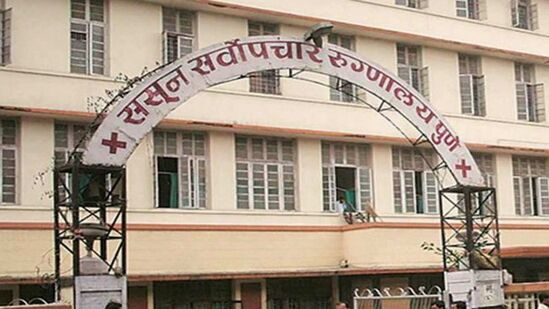 बेवारस रुग्णांना रात्री टाकलं जातं निर्जनस्थळी, ससूनचे २ डॉक्टर निलंबित