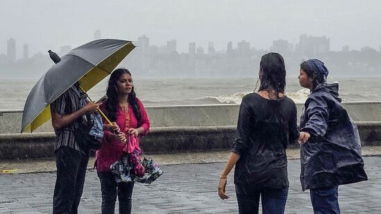 गेल्या काही आठवड्यांपासून मुंबईत मुसळधार पाऊस पडत आहे. &nbsp;मुसळधार पावसामुळे मुंबई पोलिसांनी नागरिकांना किनारी भाभात जाण्याचे &nbsp;टाळावे असे आवाहन केले आहे. नागरिकांनी गरज असेल तरच घराबाहेर पडावे आणि खबरदारी घ्यावी, असे आवाहन पोलिसांनी केले आहे. आपत्कालीन परिस्थितीत १०० नंबरही जारी करण्यात आला आहे. मुसळधार पावसामुळे मुंबईतील अनेक रस्त्यांवर पाणी साचल्याने प्रमुख मार्गांवर वाहतूक कोंडी झाली होती.&nbsp;