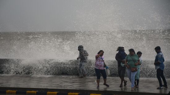 आयएमडीने महाराष्ट्रातील रत्नागिरी आणि सातारा या दोन जिल्ह्यांना मुसळधार पावसाचा इशारा देत रेड अलर्ट जारी केला आहे. दरम्यान, बुधवार, २४ जुलै रोजी रायगड रेड अलर्टवर असणार आहे.&nbsp;