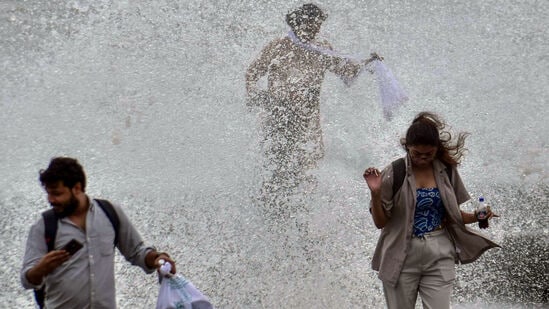 भारतीय हवामान खात्याने मंगळवारी देखील &nbsp;मुंबईसाठी यलो अलर्ट जारी केला होता. त्यानुसार मुंबईच्या अनेक भागात जोरदार पावसाने हजेरी लावली होती. &nbsp;'मॅक्सिमम सिटी'च्या अनेक भागांत जोरदार पाऊस जल. &nbsp;सकाळ पासून मुंबई, ठाणे, कल्याण परिसरात &nbsp;मुसळधार पाऊस सुरू होता. आज देखील मुंबई, ठाणे, कल्याण, पुण्यात पावसाचा जोर कायम राहणार आहे. तर &nbsp;वाऱ्याचा वेग ताशी ४५ ते ५५ किलोमीटर राहणार आहे.&nbsp;