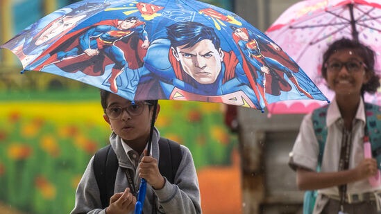 हवामान खात्याने &nbsp;२६ जुलैपर्यंत मुंबईसाठी यलो अलर्ट जारी केला आहे. याशिवाय ठाणे, नंदुरबार, नाशिक, पालघर, अमरावती, अकोला आदी ठिकाणीमंगळवार, २३ जुलै रोजी यलो अलर्ट देण्यात आला आहे.