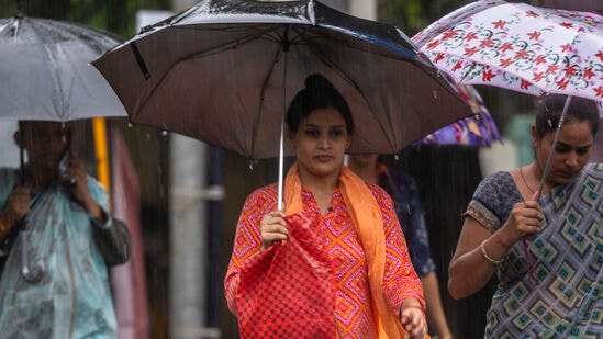 बृहन्मुंबई महानगरपालिकेने एक्सवर शेअर केलेल्या हवामान अपडेटमध्ये मुंबईकरांना शहर आणि उपनगरात मध्यम ते मुसळधार पावसाचा इशारा दिला आहे. तसेच तुरळक ठिकाणी मुसळधार पावसाची शक्यता आहे.