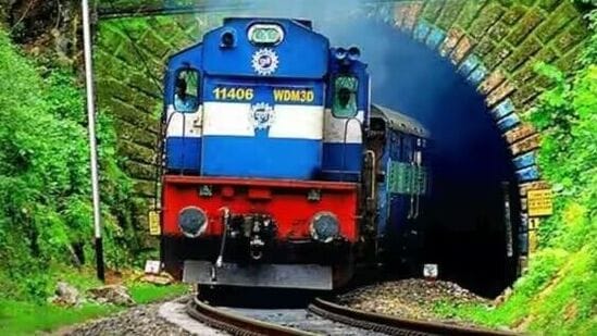  रेल्वेमध्ये मेगा भरती! तब्बल ७ हजार ९३४ कनिष्ठ अभियंत्यांची पदे भरणार! असा करा अर्ज