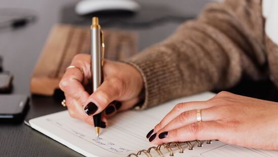 ग्रॅटिट्युड जर्नल ठेवणे आणि ज्या गोष्टींबद्दल आपण कृतज्ञ आहोत त्या नियमितपणे नोंदविणे, आपल्याला जीवनातील सकारात्मक गोष्टींकडे वळण्यास मदत करते.&nbsp;