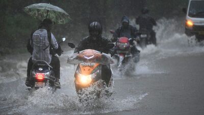 मुसळधार पावसामुळे मुंबई, ठाणे, पालघर आणि रायगड जिल्ह्यातील शाळा आणि महाविद्यालयांना उद्या सुट्टी