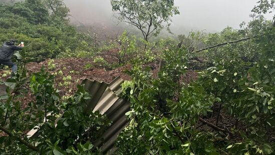 मावळ तालुक्यातील आदरवाडी गावात डोंगराचा कडा कोसळला! पिकनिक हॉटेलमधील १ ठार, १ जखमी