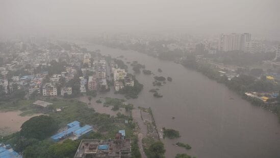 पुणे शहर आणि जिल्ह्यात कालरात्रीपासूंन जोरदार पाऊस सुरू आहे. या पावसामुळे खडकवासला धरणातून मोठ्या प्रमाणात विसर्ग सोडण्यात आल्यामुळे &nbsp;सिंहगड रस्ता येथील काही सोसायट्यांमध्ये पाणी शिरले आहे. काही सोसायट्यांचा पार्किंग परिसर हा संपूर्ण पाण्याखाली गेला आहे. काही घरात पाणी शिरल्याने नागरिकांना रात्र जगून काढावी लागली आहे. महापालिका कर्मचारी, प्रशासन आणि पोलीसही देखील मदतीला नसल्याने येथील नागरिक हतबल झाले होते. तब्बल ३०० पेक्षा जास्त नागरिक या पाण्यात अडकून पडले होते.&nbsp;