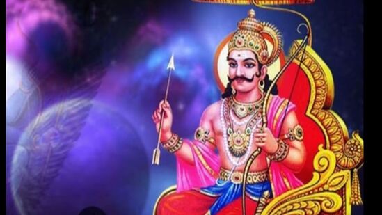 कर्मफलदाता आणि न्यायाचा देव शनी सध्या उलट दिशेने फिरत आहे. याचा सर्व राशींवर व्यापक प्रभाव पडत आहे. वैदिक ज्योतिषशास्त्रानुसार, शनि जेव्हा प्रतिगामी असतो तेव्हा त्याची शक्ती वाढते. परंतु, त्याची परिणाम देण्याची क्षमता अनिश्चित असते. यामुळेच, मनुष्य जीवनावर प्रतिगामी शनीचा प्रभाव चांगला मानला जात नाही.