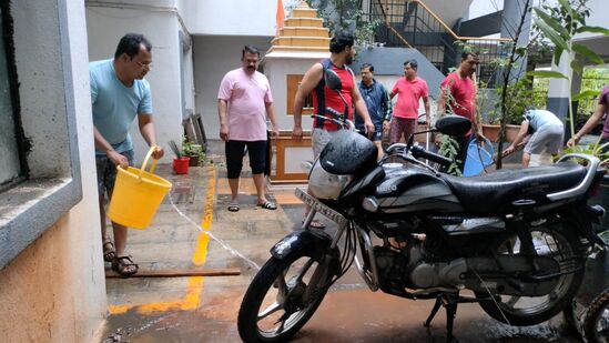 &nbsp;पुण्यात गुरुवारी झालेल्या पावसामुळे सखल भागात मोठ्या प्रमाणात पाणी साचले. तर काही भागात पुरसदृश्य परिस्थिती निर्माण झाली होती, खडकवासला धरणातून मोठ्या प्रमाणात विसर्ग सोडल्यामुळे सिंहगड रस्ता परिसरातील एकतानगर येथील सोसायट्यांमध्ये मोठ्या प्रमाणात पाणी साठले. पाण्याच्या प्रवाहात नागरिकांचे संसरोपयोगी साहित्य वाहून गेले. आज सकाळी पाऊस ओसारल्यावर नागरिक घरी परतले तेव्हा चित्र विदारक होते.&nbsp;