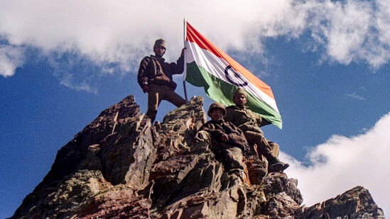 भारत आणि पाकिस्तान यांच्या दरम्यान आता पर्यंत चार निर्णायक युद्ध झाली. या चारही युद्धात भारताने पाकिस्तानी सैन्याचा पराभव केला. यातील सर्वात शेवटचे म्हणजे आणि सर्वात उंचीवर लढले गेलेले कारगिल युद्ध. १९९९ मध्ये प्रतिकुल परिस्थितीत हे युद्ध भारतीय २६ जुलै रोजी जिंकले. जवळपास ६० दिवस हे युद्ध चालले. &nbsp;