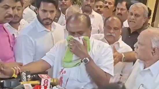 पत्रकार परिषदेत एच.डी. कुमारस्वामी यांच्या नाकातून येऊ लागले रक्त