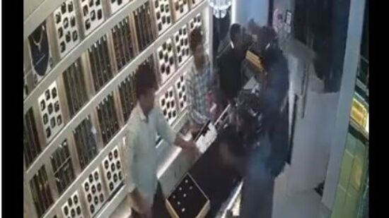 नवी मुंबईत सराफा दुकानावर फिल्मी स्टाइल दरोडा; बंदुकीच्या धाकावर सोन्याचं दुकानं लुटलं
