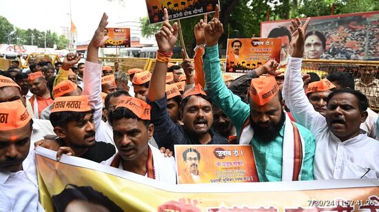 मराठा आरक्षणाबाबत भूमिका स्पष्ट करा; मराठा क्रांती मोर्चाची 'मातोश्री'बाहेर निदर्शने