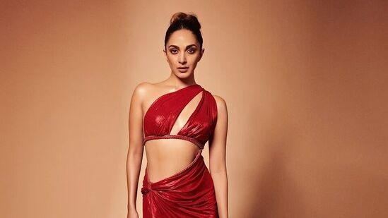 बॉलिवूडमधील लोकप्रिय अभिनेत्रींच्या यादीमधील एक नाव म्हणजे कियारा अडवाणी. तिने अभिनय आणि सौंदर्याच्या जोरावर प्रेक्षकांची मने जिंकली आहेत. पण तुम्हाला माहिती आहे का कियारा तिच्या कुटुंबातील पहिली व्यक्ती नाही जी इंडस्ट्रीमध्ये सक्रिय आहे. चला जाणून घेऊया त्याविषयी… <p>बॉलिवूडमधील लोकप्रिय अभिनेत्रींच्या यादीमधील एक नाव म्हणजे कियारा अडवाणी. तिने अभिनय आणि सौंदर्याच्या जोरावर प्रेक्षकांची मने जिंकली आहेत. पण तुम्हाला माहिती आहे का कियारा तिच्या कुटुंबातील पहिली व्यक्ती नाही जी इंडस्ट्रीमध्ये सक्रिय आहे. चला जाणून घेऊया त्याविषयी…</p>