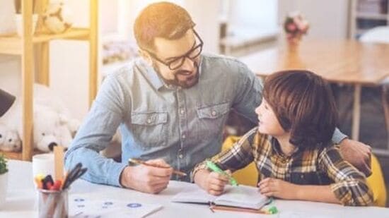 Tips to motivate kid to finish school homework: मुलांमध्ये गृहपाठाची आवड निर्माण करतील अशा  टिप्स