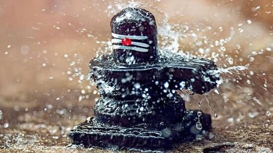 प्रत्येक महिन्याच्या शुक्ल आणि कृष्ण पक्षातील त्रयोदशी तिथीला प्रदोष व्रत पाळले जाते, जे भगवान शिवाला समर्पित आहे. अशा स्थितीत ऑगस्ट महिन्यातील पहिल्याच दिवशी असलेले प्रदोष व्रत अधिक महत्त्वाचे ठरते. या व्रताचे पालन केल्याने शुभ फळ मिळते.