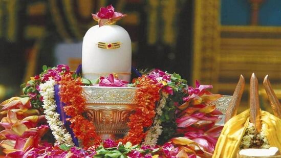 कृष्ण पक्षातील त्रयोदशी तिथी १ ऑगस्ट २०२४ रोजी दुपारी ३:२८ वाजता सुरू होईल. ते २ ऑगस्ट रोजी दुपारी ३:२६ वाजता संपेल. या स्थितीत या महिन्यातील पहिले प्रदोष व्रत गुरुवार, १ ऑगस्ट रोजी साजरे केले जाणार आहे. हे व्रत गुरुवारी येत आहे म्हणून त्याला गुरु प्रदोष व्रत म्हटले जाईल.