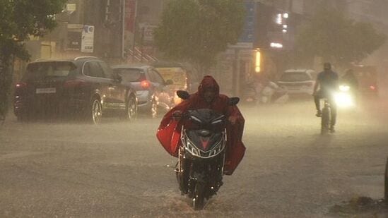 पुणेकरांची चिंता वाढली आहे. खडकवासला धरणातून विसर्ग वाढवल्याने &nbsp;सिंहगड रस्त्यावरील निंबज नगर, एकता नगरमध्ये पुन्हा &nbsp;पाणी भरले आहे. सध्या प्रशासन अलर्ट मोडवर असून लष्कर तैनात करण्यात आले आहे. मुख्यमंत्री एकनाथ शिंदे यांनी दक्ष राहण्याच्या सूचना केल्या असून नागरिकांना सुरक्षित स्थळी नेल्यास संगितले आहे.&nbsp;