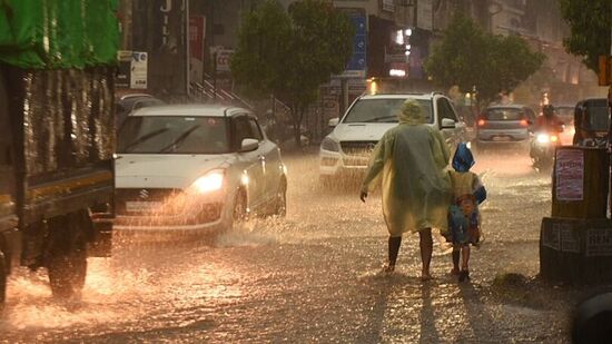 या ठिकाणी एनडीआरएफ, अग्निशामक दल आणि लष्कराच्या तुकड्या तैनात करण्यात आल्या आहेत. नागरिकांना सतर्क राहण्याच्या सूचना देण्यात आल्या आहेत. प्रशासन लाऊडस्पीकरवरून सूचना देत आहेत.&nbsp;