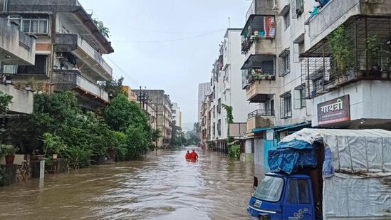 पुणे परिसरातील खडकवासला, मुळशी, पवना इत्यादी धरणातून पाण्याचा विसर्ग सुरू करण्यात आला आहे. त्या पार्श्वभूमीवर या धरण आणि नदी परिसरातील पूररेषेच्या आतील आणि संभाव्य धोका क्षेत्रातील नागरिकांचे सुरक्षितस्थळी स्थलांतर करण्यात यावे. या विसर्गामुळे पुणे आणि पिंपरी-चिंचवड परिसरातील बाधित होऊ शकणाऱ्या एकतानगर, दत्तवाडी, पाटील इस्टेट, येरवडा परिसर, शिवाजी नगर कोर्ट परिसर, कामगार पुतळा, हॅरीस ब्रीज, दापोडी, जुनी सांगवी, कासारवाडी, पिंपरी कॅम्प , रावेत, बालेवाडी गावठाण, ज्युपीटर हॉस्पिटल परिसर, कपिल मल्हार परिसर, &nbsp;बाणेर, बावधन, संगमवाडी इत्यादी सखल भागातील लोकांच्या सुरक्षिततेसाठी आवश्यक उपाययोजना करण्यात याव्यात, अशा सूचना मुख्यमंत्री एकनाथ &nbsp;शिंदे यांनी दिल्या आहेत.