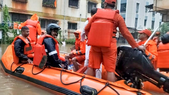 संपूर्ण प्रशासनाने या काळात अलर्ट राहावे. लोकांचे सुरक्षितस्थळी स्थलांतर करणे, निवारा केंद्रांमध्ये त्यांच्यासाठी सर्व सुविधांची उपलब्धता करून देणे यासाठी सर्व प्रशासनाने समन्वयाने काम करावे. हवामान खात्याकडून येणाऱ्या विविध सूचनांची दखल घेऊन त्याची लोकांना त्वरित माहिती देण्यात यावी. सर्वांनी सतर्क राहून लोकांना कोणत्याही प्रकारच्या अडचणी निर्माण होणार नाहीत याची दक्षता घ्यावी, अशा सूचना मुख्यमंत्री शिंदे यांनी दिल्या आहेत.