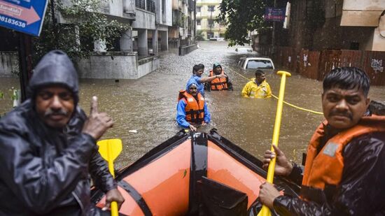 भारतीय हवामान खात्याने दिलेल्या इशाऱ्यानुसार पुणे आणि जिल्हा परिसरात आज जोराचा पाऊस होत असून या पार्श्वभूमीवर संपूर्ण प्रशासनाने सज्ज राहावे. नदी आणि धरण परिसरातील संभाव्य धोकादायक क्षेत्रातील नागरिकांना सुरक्षितस्थळी हलविण्यात यावे. आवश्यकता वाटल्यास एनडीआरएफ, एसडीआरएफ आणि सेनादलाची मदत घेण्यात यावी. लोकांचे स्थलांतर केल्यास त्यांच्यासाठी निवारा, कपडे, जेवण इत्यादी सर्व व्यवस्था करण्यात यावी, अशा सूचना मुख्यमंत्री एकनाथ शिंदे यांनी पुणे महापालिका आयुक्त आणि पुणे जिल्हाधिकारी यांना दूरध्वनीद्वारे दिल्या आहेत.
