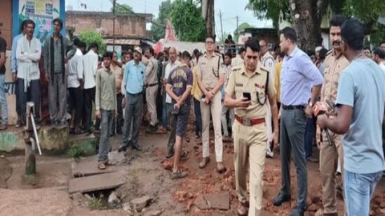 मोठी बातमी! मुसळधार पावसामुळे मंदिराची भिंत कोसळली, ९ चिमूकल्यांचा दुर्दैवी मृत्यू