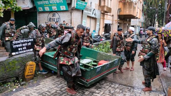 पुण्यात मुसळधार पाऊस सुरू असल्याने, सखल भागात येणाऱ्या पुराचा सामना करण्यासाठी एकता नगर येथे लष्करी तुकडीला तैनात करण्यात आले आहे. दक्षिण मुख्यालय, &nbsp;बॉम्बे इंजिनिअर्स ग्रुप (#BEG) मधील इंजिनियर टास्क फोर्स आणि MH खडकी येथील वैद्यकीय कर्मचाऱ्यांसह १०० &nbsp;हून अधिक जवानांना या ठिकाणी &nbsp;बचाव नौका, क्वाडकॉप्टर आणि इतर आवश्यक उपकरणांसह तैनात करण्यात आले आहे. &nbsp;
