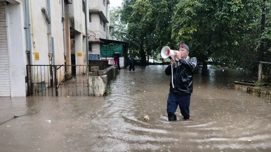 खडकवासला धरण साखळी क्षेत्रात पाऊस पडत असल्याने धरण भरू लागली आहेत. धरण साखळी क्षेत्रात पाऊस पडत असल्याने धरणातून विसर्ग करण्याच्या सूचना अजित पवारांनी दिल्या आहे.&nbsp;