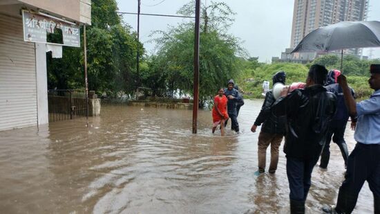 पाणी सोडताना नागरिकांना सूचित करावे &nbsp;असे देखील अजित पवारांनी सांगितले आहे. खडकवासला धरण हे ६५ टक्केपर्यंत खाली केलं तर रात्री पाऊस पडला तर धरणात पाणी राहील असे अजित पवारांनी सूचना दिल्या आहेत.