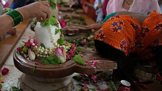 आजपासून श्रावण महिना सुरू झाला आहे. श्रावणात भगवान शिवासाठी विशेष विधी केले जातात. या महिन्यात भगवान शंकराचे नामस्मरण आणि मनोभावे पूजा केल्याने शुभ फल प्राप्त होते. याशिवाय प्रत्येक श्रावण सोमवारी महादेवाचे व्रत केले जाते. श्रावण सोमवारी काही उपाय केल्यास सर्व त्रासांपासून मुक्ती मिळू शकते.&nbsp;