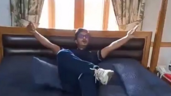 आंदोलनकर्त्यांचा शेख हसीना यांच्या बेडरुममध्येआराम (Screengrab)